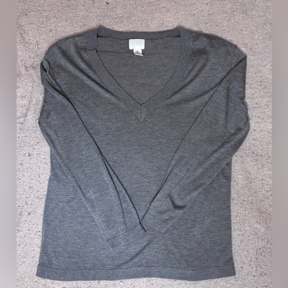 H&M lightweight v neck sweater. Size Small, runs big.